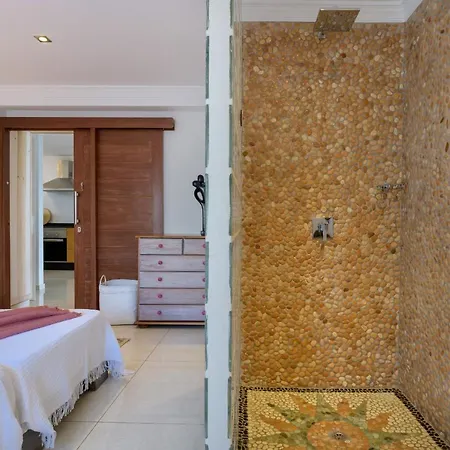 Ocean Pebbles, The Sound Of The Sea Apartment *
